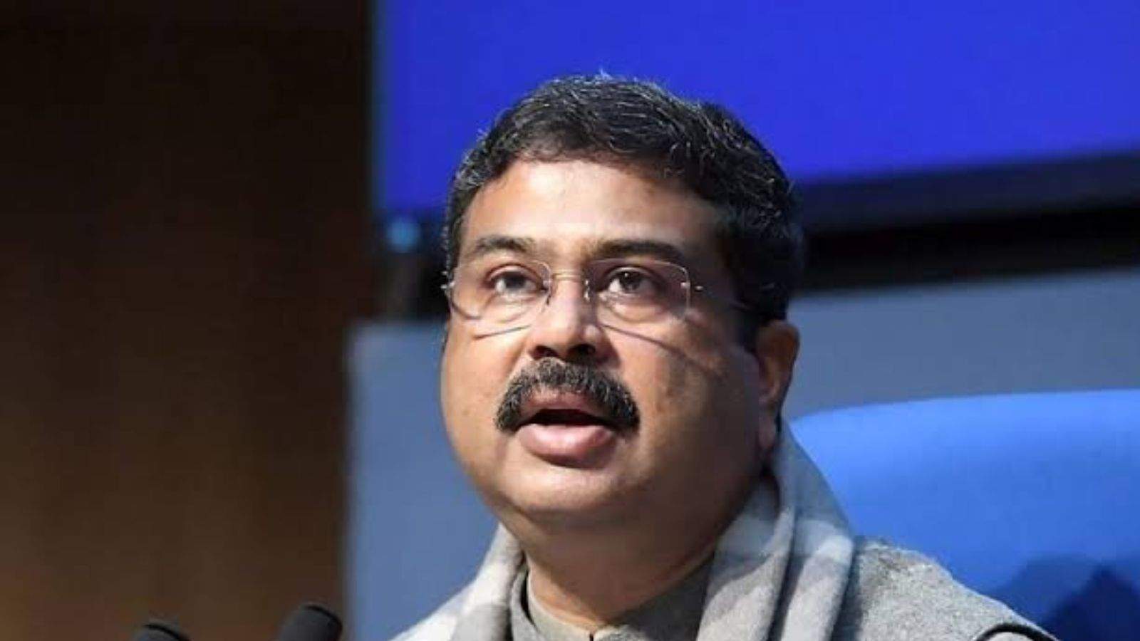 NEET पेपर लीक विवाद और देशभर में छात्रों के लगातार प्रदर्शन के बीच केंद्रीय शिक्षा मंत्री धर्मेंद्र प्रधान ने अपने पद से इस्तीफा दे दिया है। उन्होंने प्रधानमंत्री नरेंद्र मोदी को भेजे अपने इस्तीफे में कहा कि बीते कुछ दिनों की घटनाओं ने उन्हें बेहद आहत किया है। युवाओं के हित और लोकतंत्र में विश्वास को सर्वोच्च मानते हुए उन्होंने नैतिक जिम्मेदारी लेते हुए पद छोड़ने का फैसला किया।