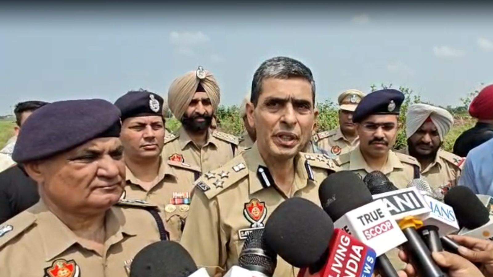 जालंधर के शाहपुर में शूटर एनकाउंटर के मामले में अब पुलिस कमिश्नर सतिंदर सिंह का बयान सामने आया है। उन्होंने घटनास्थल पर पहुंचकर जानकारी देते हुए कहा कि आरोपी ने 2-3 महीने पहले वरदान अस्पताल पर फायरिंग की थी।