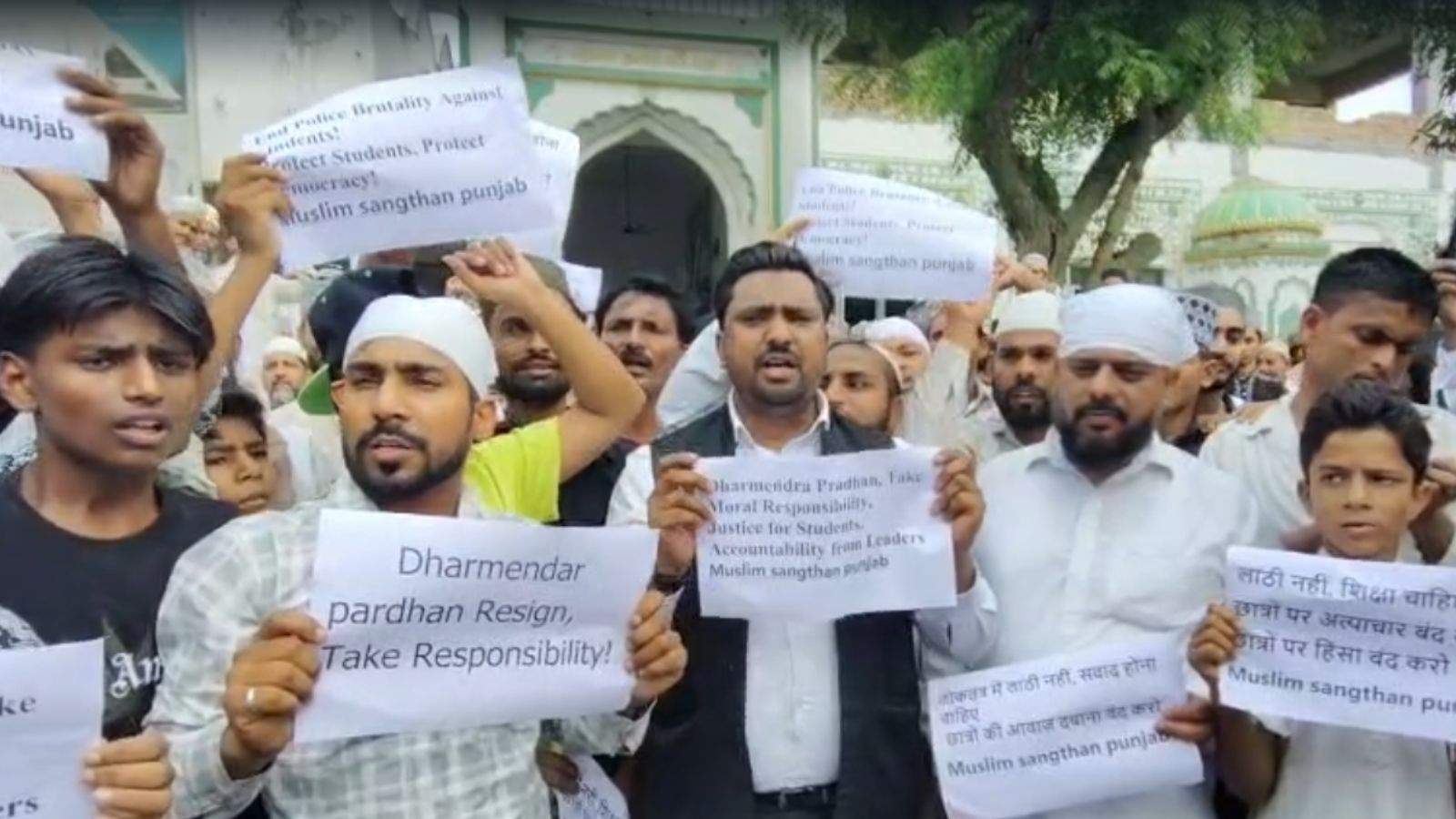 NEET पेपर लीक मामले को लेकर दिल्ली के जंतर-मंतर पर चल रहे छात्रों के आंदोलन का असर अब पंजाब में भी दिखाई देने लगा है। शुक्रवार को जालंधर में विभिन्न कॉलेजों के विद्यार्थियों और कई सामाजिक संगठनों ने सड़कों पर उतरकर प्रदर्शन किया। प्रदर्शनकारियों ने दिल्ली में आंदोलन कर रहे छात्रों के प्रति समर्थन जताते हुए केंद्रीय शिक्षा मंत्री धर्मेंद्र प्रधान के इस्तीफे की मांग उठाई।