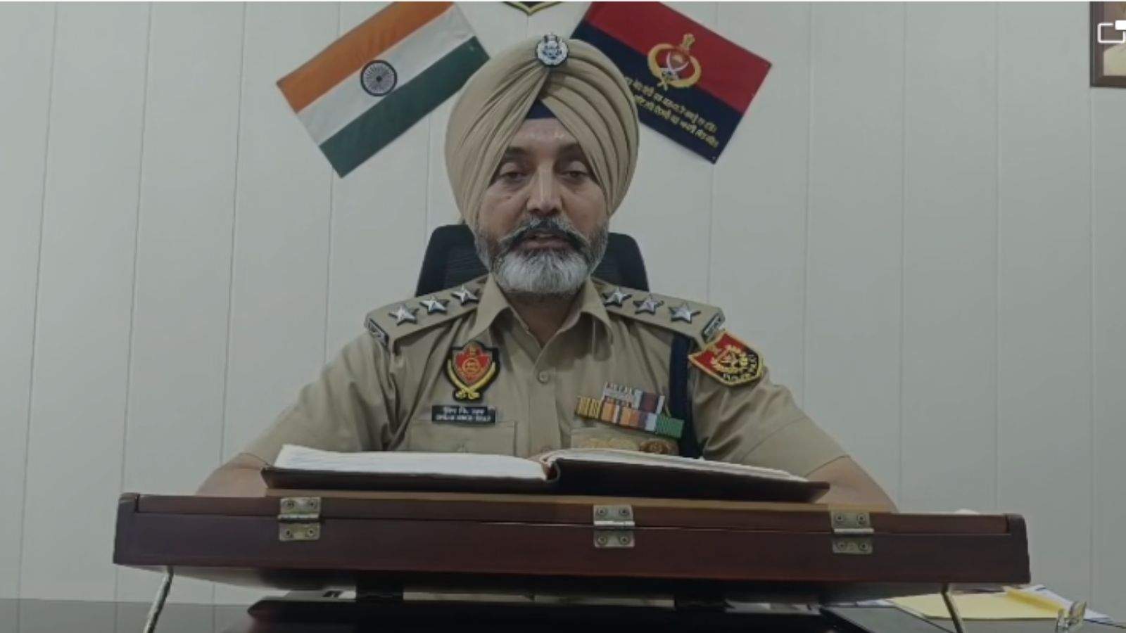 जालंधर के नूरमहल में देर रात ग्लैंजा कार में सवार युवक और युवती ने एक्टिवा पर जा रहे दो भाइयों पर कथित तौर पर गोलियां चला दीं। फायरिंग में नवदीप सिंह गंभीर रूप से घायल हो गया, जबकि उसका भाई हैप्पी भी झड़प में चोटिल हुआ। घायल नवदीप का निजी अस्पताल में ईलाज चल रहा है।