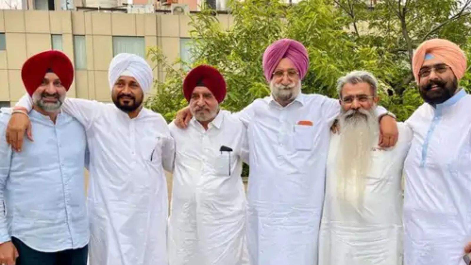 पंजाब कांग्रेस में कलह के बीच में गुरदासपुर के सांसद सुखजिंदर रंधावा ने पूर्व सीएम चरणजीत सिंह चन्नी के साथ फोटो शेयर की है। इस फोटो के साथ रंधावा ने लिखा है कि यूनिटी इज स्ट्रेंथ यानि एकता में ही शक्ति है।