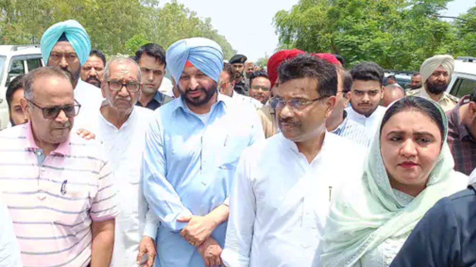 मोगा के थाना सदर पर हुए हालिया हमले का जायजा लेने पहुंचे केंद्रीय राज्य मंत्री रवनीत सिंह बिट्टू को पुलिस प्रशासन ने गांव दुनेके के पास रोक दिया। इस दौरान मौके पर भारी पुलिस बल तैनात था। पुलिस द्वारा आगे जाने से रोके जाने के बाद माहौल तनावपूर्ण हो गया और केंद्रीय मंत्री अपने समर्थकों व बीजेपी कार्यकर्ताओं के साथ सड़क पर ही धरने पर बैठ गए। विरोध बढ़ने के बाद प्रशासन ने उन्हें आगे जाने की अनुमति दे दी।