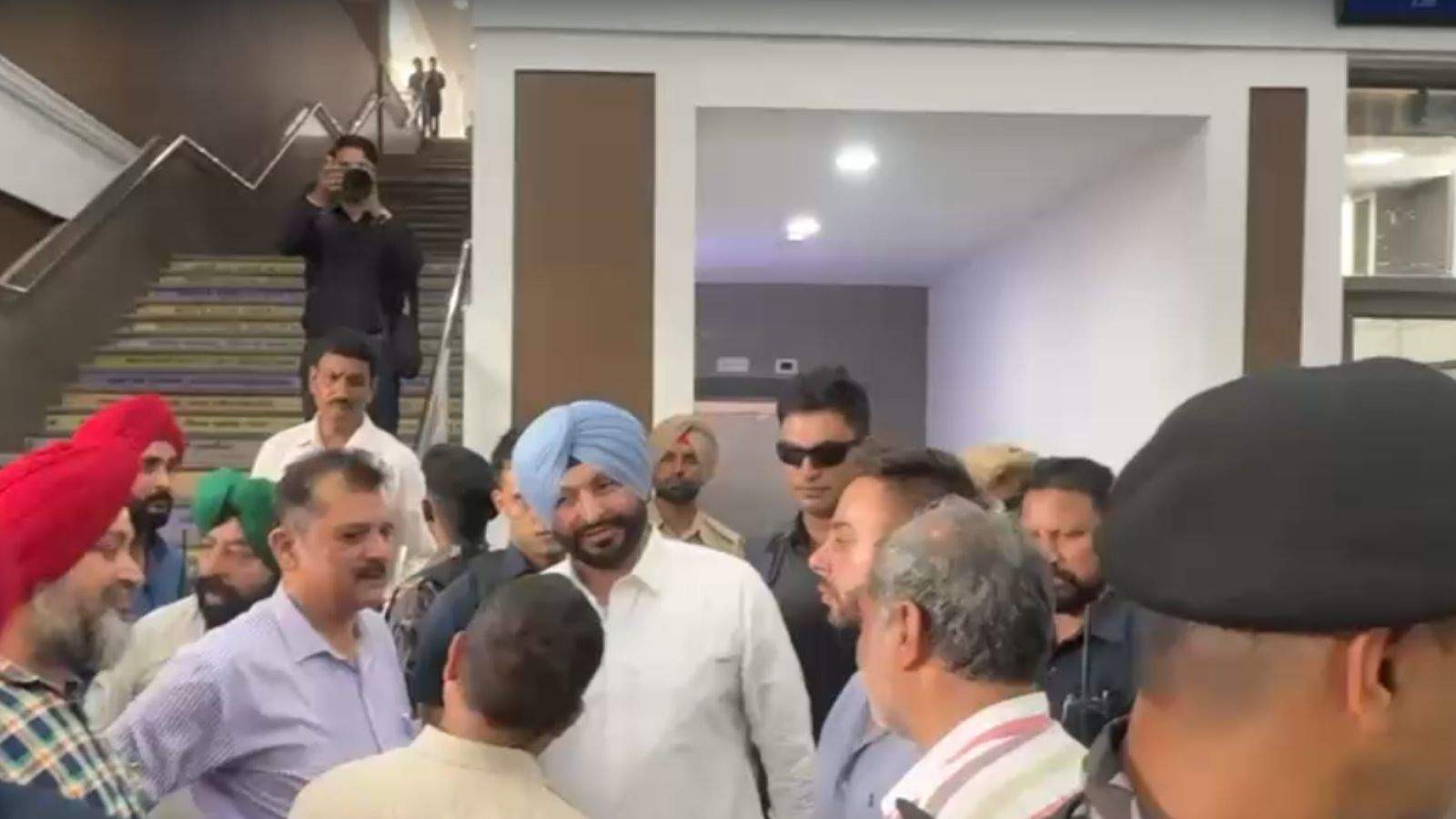 केंद्रीय रेल राज्य मंत्री रवनीत सिंह बिट्टू आज जालंधर कैंट स्टेश पर उद्घाटन और तैयारियों का जायज़ा लेने के लिए पहुंचे। इस दौरान रेलवे अधिकारियों और भाजपा नेताओं ने फूल भेंट कर उनका स्वागत किया। 98.89 करोड़ रुपए की लागत से तैयार होने वाले कैंट स्टेशन को अंतिम रूप दिया जा रहा है।