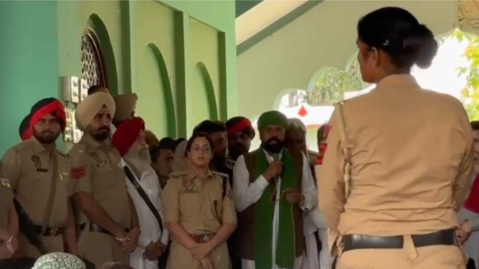 सूफी गायिका रितु नूरां और मंगी खान से जुड़ा 'कुल्ले वाली सरकार' विवाद आखिरकार शांत हो गया। लंबे समय से चल रहे विवाद के बीच रितु नूरां फगवाड़ा स्थित बाबा सोमनाथ जी के दरबार पहुंचीं, जहां उन्होंने कथित विवादित टिप्पणी को लेकर सार्वजनिक रूप से माफी मांगी। इस दौरान मंगी खान भी उनके साथ मौजूद रहे। दरबार में बड़ी संख्या में संगत के साथ एसएसपी माधवी शर्मा और पुलिस बल भी तैनात रहा।