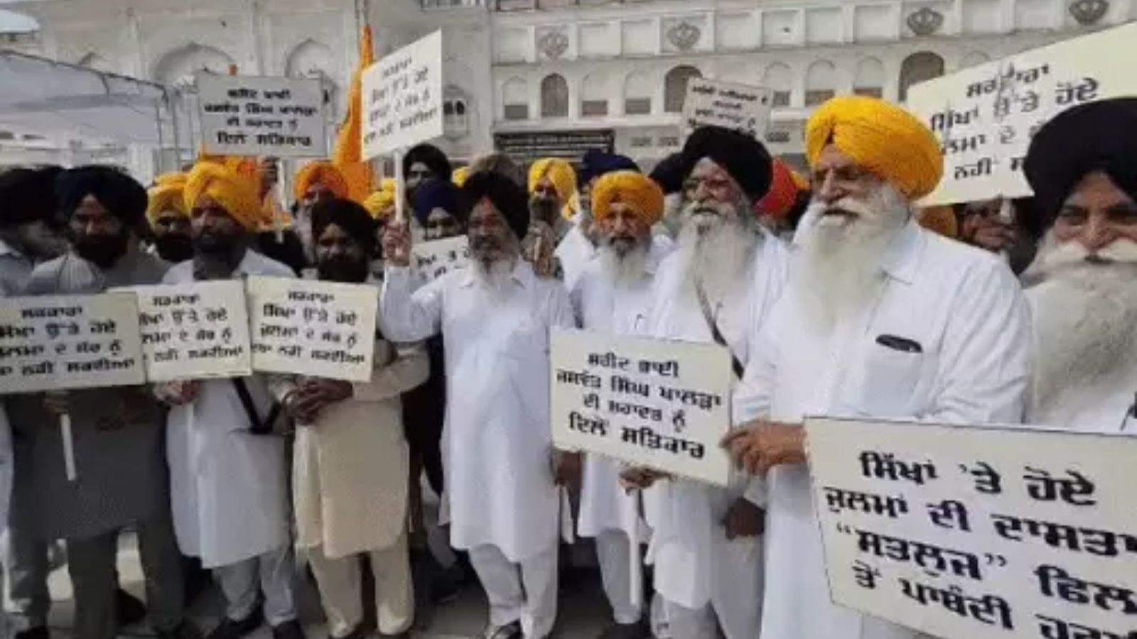 शिरोमणि गुरुद्वारा प्रबंधक कमेटी (SGPC) ने मानवाधिकारों के लिए संघर्ष करने वाले जसवंत सिंह खालड़ा के जीवन पर आधारित फिल्म 'सतलुज' पर लगाई गई रोक के विरोध में प्रदर्शन किया गया।