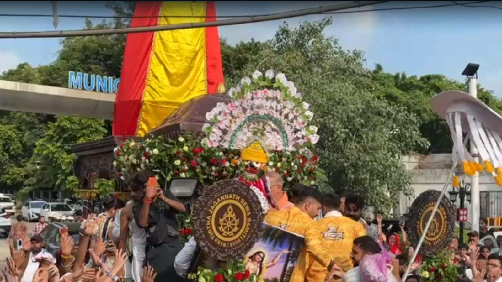 ओडिशा के श्री जगन्नाथ पुरी की प्रसिद्ध रथ यात्रा की तर्ज पर जालंधर में शनिवार को भगवान जगन्नाथ की भव्य रथ यात्रा निकाली गई। जगन्नाथ सेवा समिति के तत्वावधान में आयोजित इस धार्मिक आयोजन में बड़ी संख्या में श्रद्धालुओं ने भाग लिया। यात्रा श्री राम चौक से शुरू होकर साईं दास स्कूल ग्राउंड में संपन्न हुई। पूरे मार्ग पर भगवान जगन्नाथ के जयकारों और भजनों से माहौल भक्तिमय बना रहा।