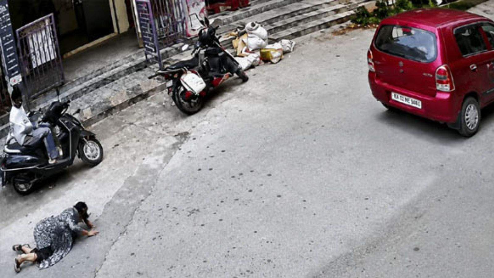 शहर में बाबा का भेष बनाकर आए तीन लोगों ने एक महिला को झांसे में लेकर उसके गहने लूट लिए। घटना गुलाब देवी अस्पताल रोड स्थित रोज पार्क गुरुद्वारा साहिब के पास हुई। वारदात के समय महिला सड़क किनारे सब्जी खरीद रही थी। पूरी घटना आसपास लगे CCTV कैमरों में कैद हो गई है।