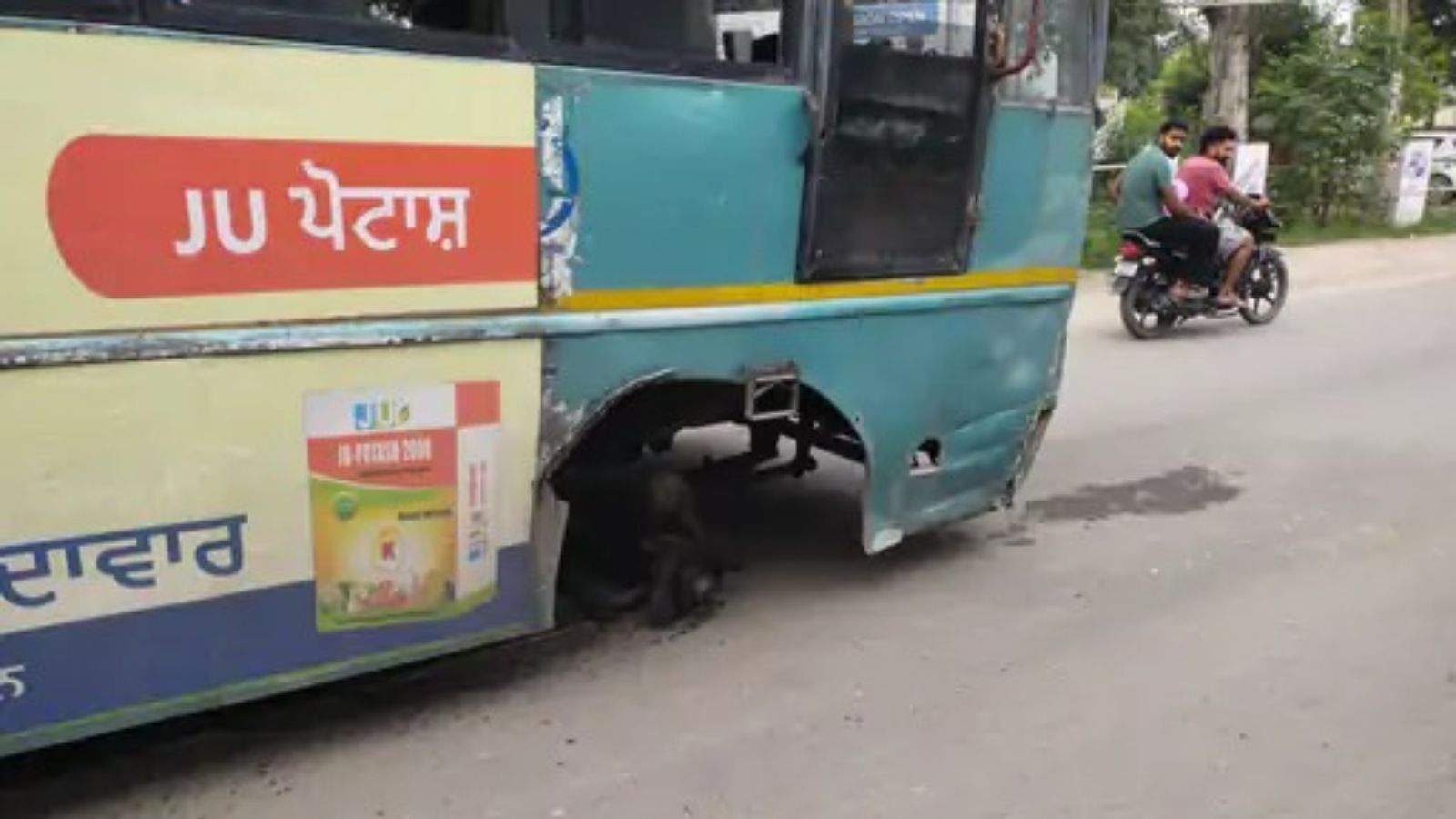 जालंधर के नकोदर में एसडीएम कोर्ट के बाहर अचानक रोडवेज बस का अगला टायर निकल गया। टायर उछलकर सड़क किनारे खड़ी एक स्विफ्ट कार से जा टकराया।