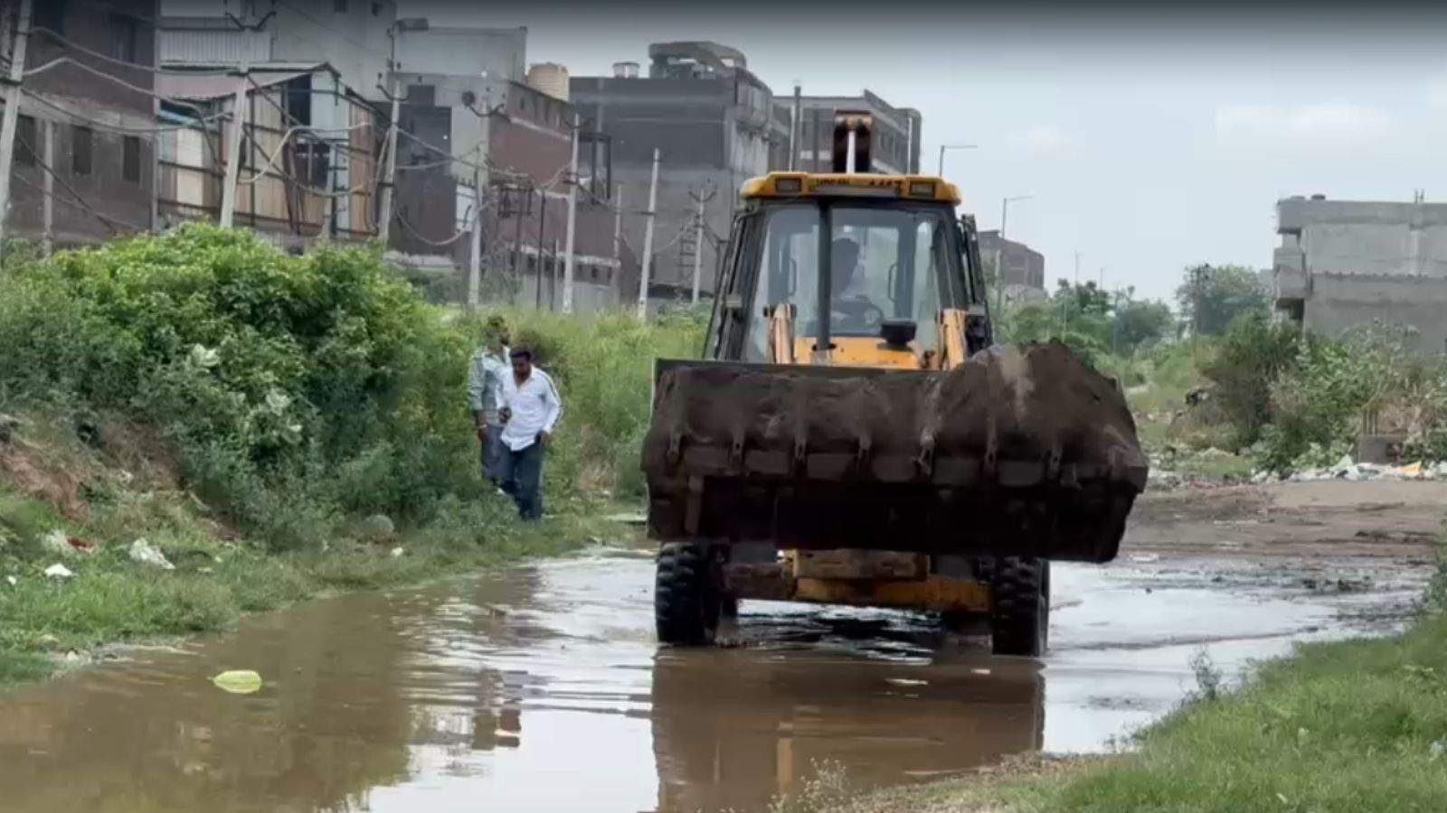 जालंधर के गदईपुर इलाके में बरसात से पहले ही नहर का बांध टूटने से कॉलोनियों में पानी घुस गया। घटना के बाद इलाके में अफरा-तफरी और दहशत का माहौल बन गया। सूचना मिलते ही स्थानीय लोग और प्रशासन मौके पर पहुंच गए तथा राहत और बचाव कार्य शुरू कर दिया गया।