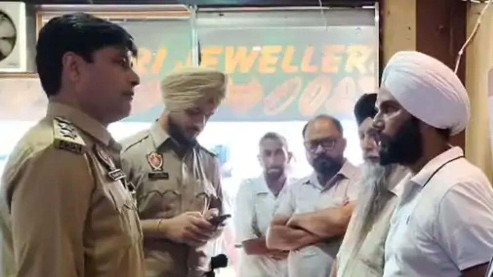 पंजाब के मोगा के अजीतवाल कस्बे में दिनदहाड़े एक ज्वेलरी शॉप में लूट की बड़ी वारदात सामने आई है। 'कोकरी ज्वेलर्स' नामक दुकान में चार हथियारबंद बदमाशों ने घुसकर पिस्तौल की नोक पर करीब 6 लाख रुपये मूल्य के सोने के आभूषण लूट लिए। वारदात के दौरान विरोध करने पर बदमाशों ने दुकान मालिक पर धारदार हथियार से हमला कर दिया।